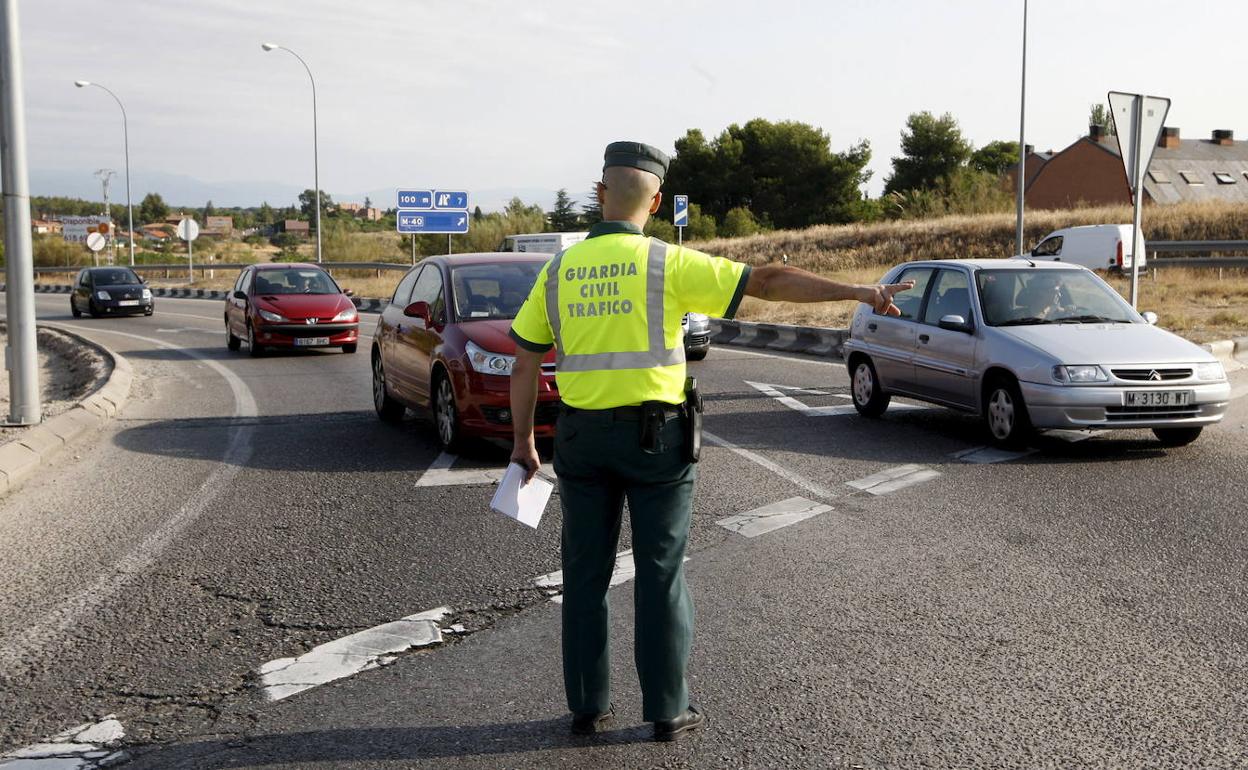 Un agente de Tráfico controla una carretera. 