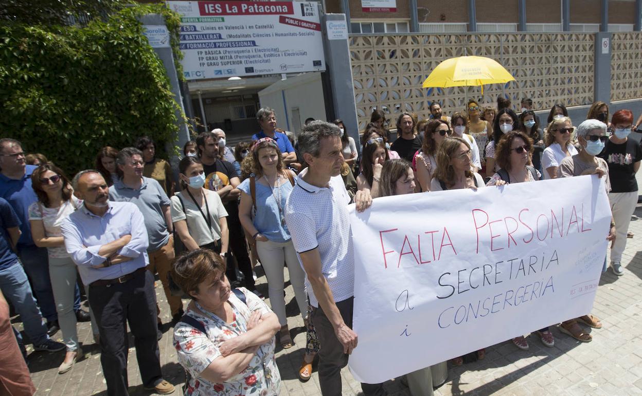 La concentración organizada por los docentes a las puertas del centro. 