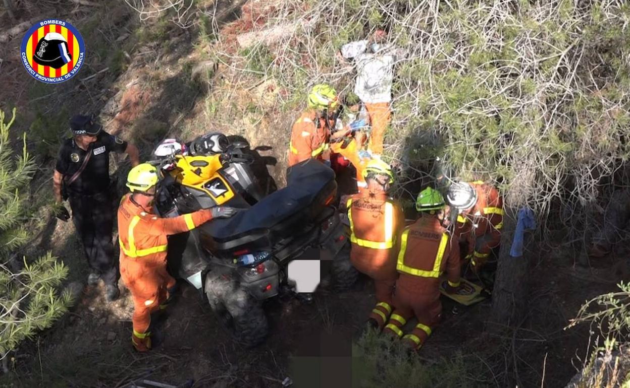 Los bomberos en las tareas de rescate de los heridos. 