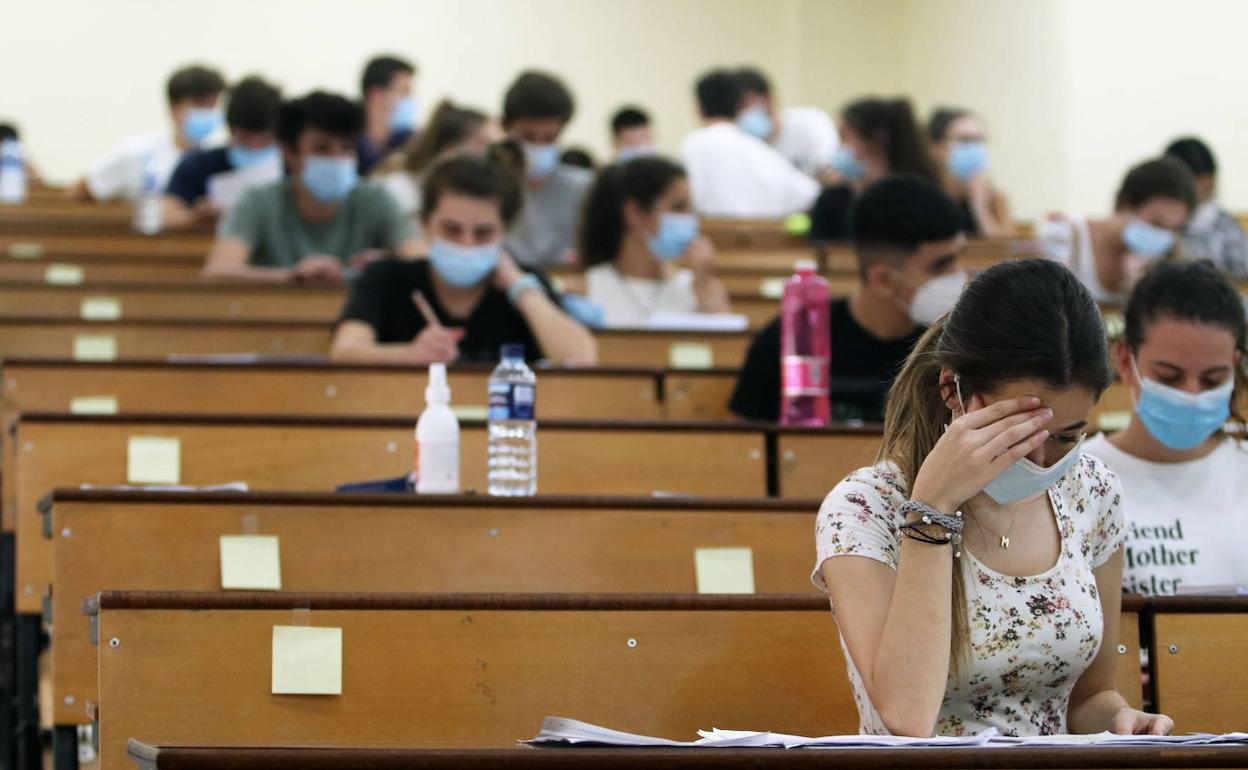 Alumnos durante un examen de Selectividad.