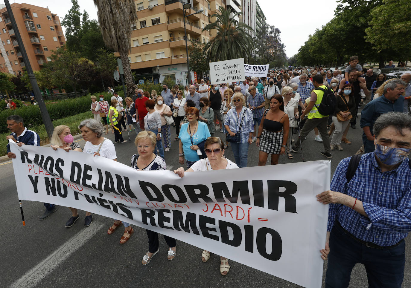 Fotos: La plaza de Honduras de Valencia no se rinde contra el botellón