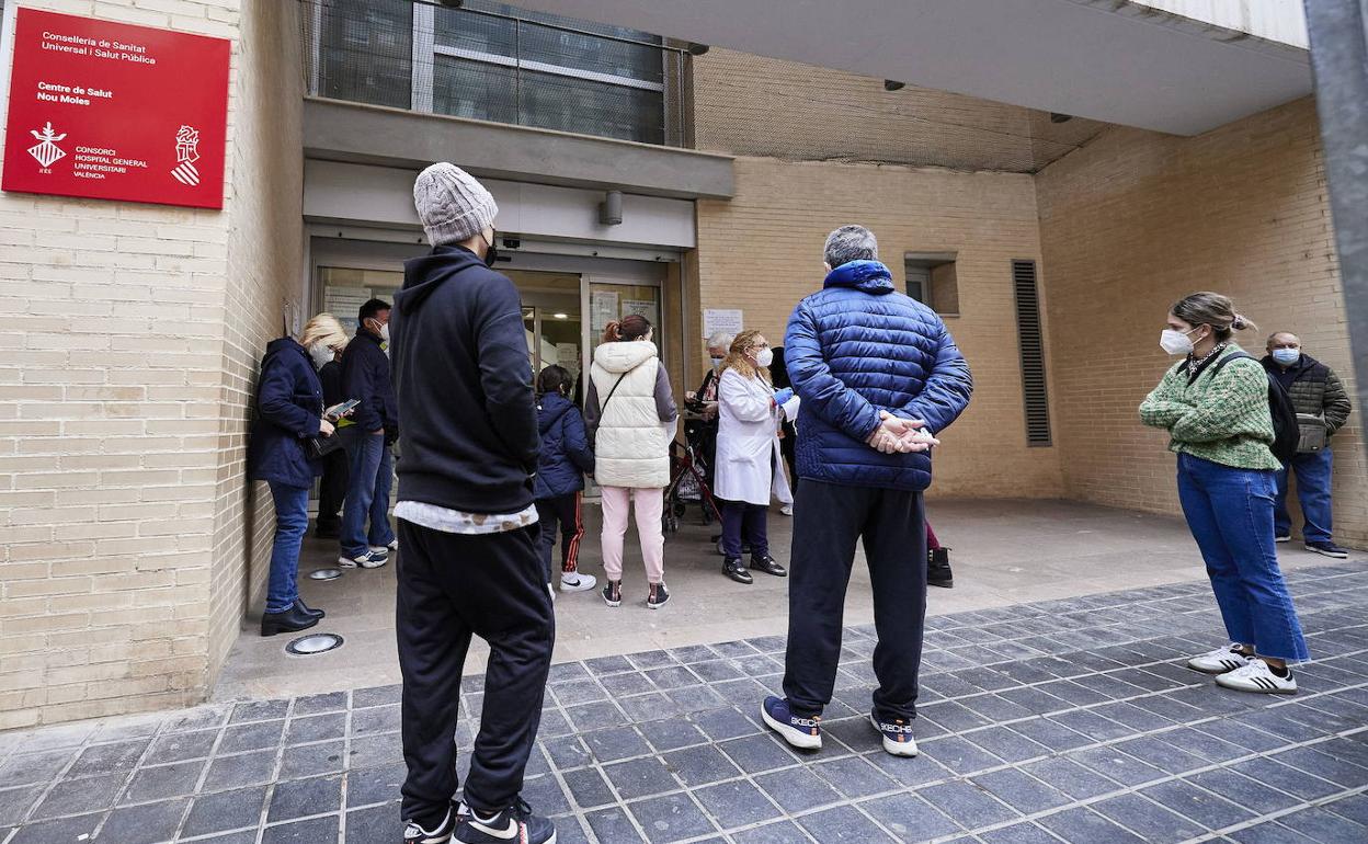 Pacientes esperan su turno a las puertas de un centro de salud.