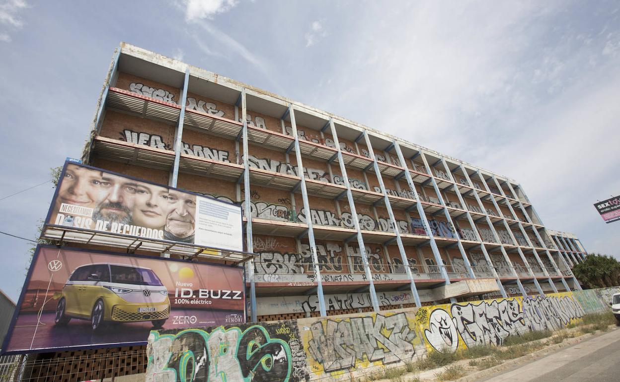 La fábrica abandonada de Colchones Flex donde se descubrió el cadáver. 