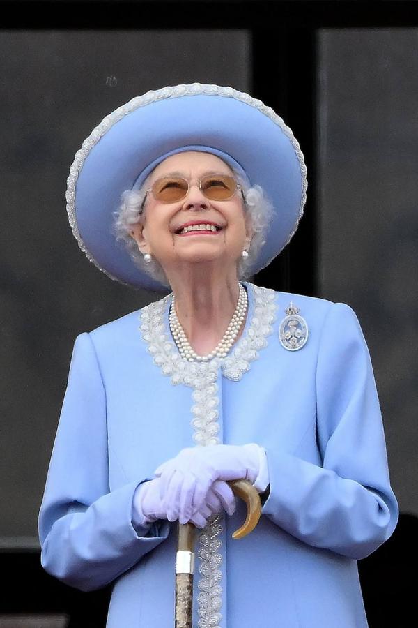 2 de junio | La reina con gafas de sol sigue el paso de los aviones.