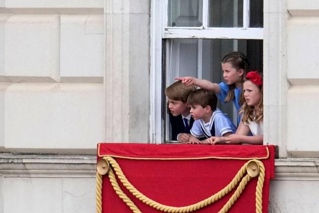 2 de junio | Los principes George, Louis y Charlotte, en una ventana de palacio.