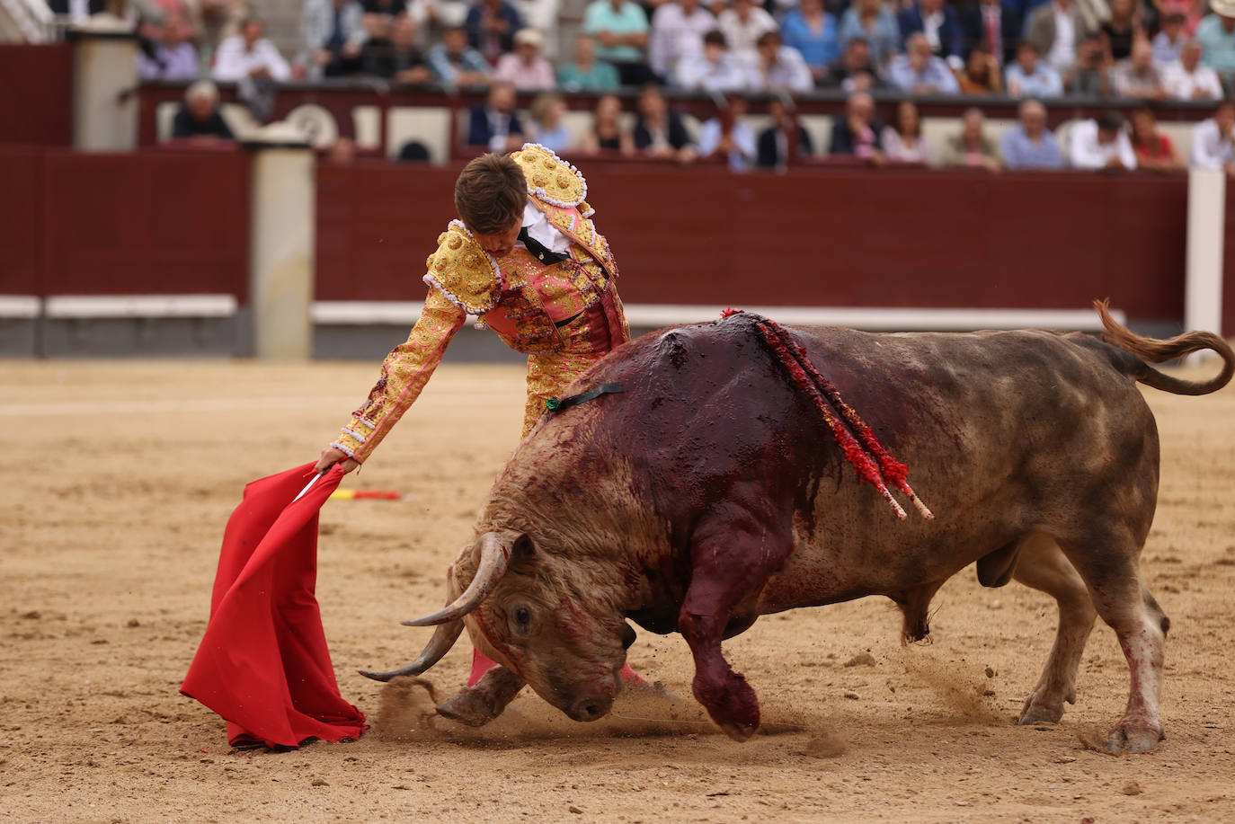 El diestro Juan Leal sufre un 'revolcón' de su segundo toro