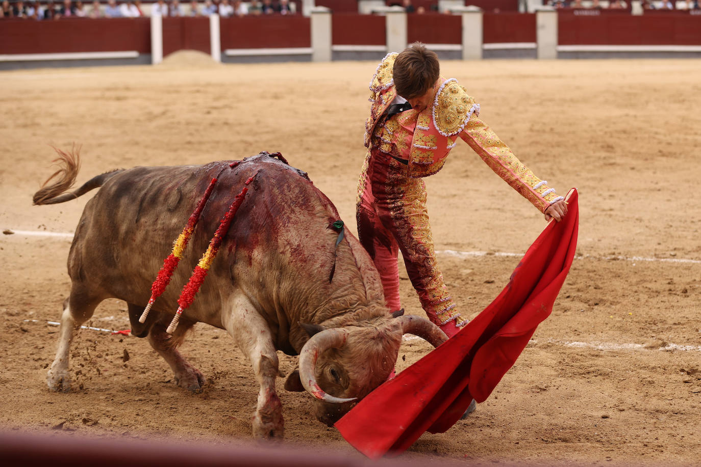 El diestro Juan Leal sufre un 'revolcón' de su segundo toro