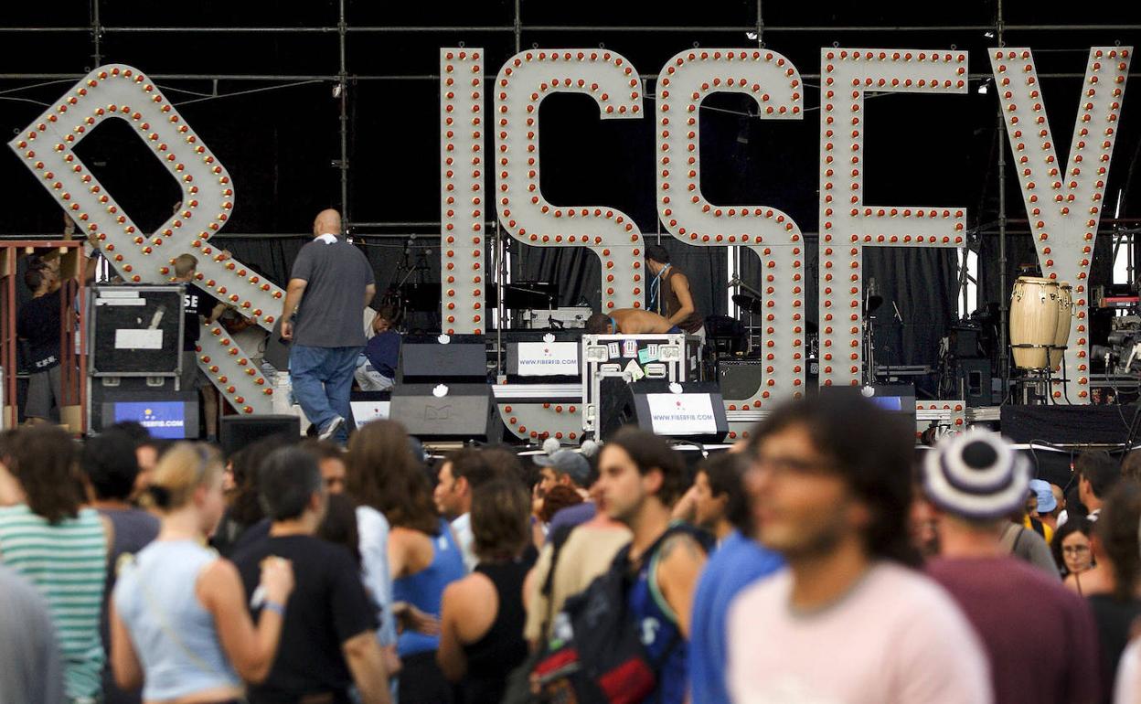 Momento de la cancelación del concierto de Morrisey en el FIB cuando desmantelaban el escenario. 