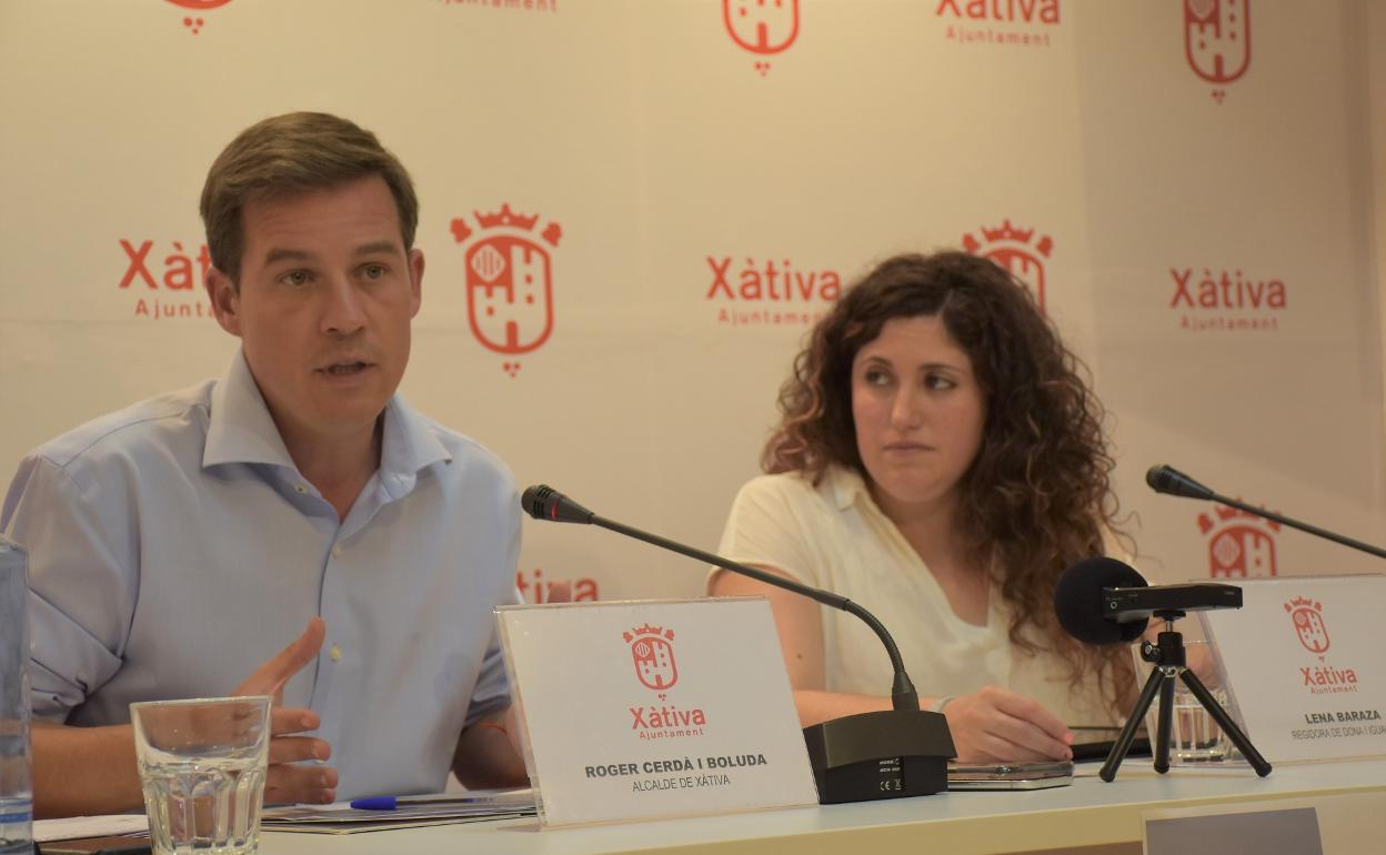 El alcalde de Xàtiva, Roger Cerdà, y la concejala de la Mujer, Lena Baraza, en la presentación del Plan. 