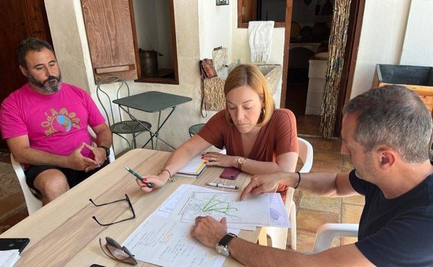 Imagen principal - Dolors Gimeno, en la reunión con la Fundació y Soterranya. 