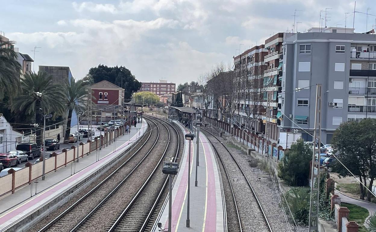 Las vías del tren a su paso por Alfafar y Benetússer. 