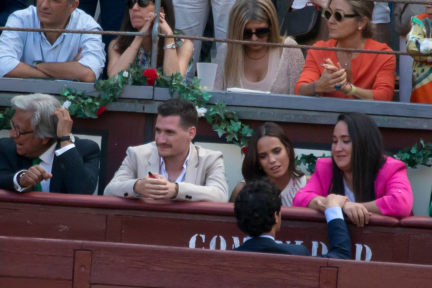 Gloria Camila Ortega (c), junto a su primo Chema Esteban y Miguel Abellán
