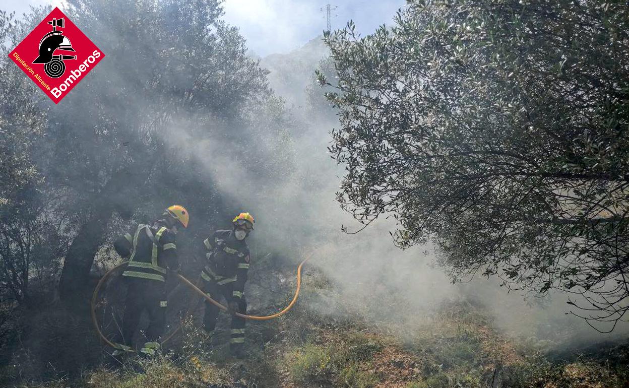 Dos bomberos sofocan un incendio en Cocentaina. 