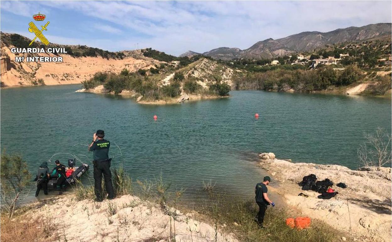 Un instante de la búsqueda del joven ahogado el pasado fin de semana en el embalse de Crevillent. 