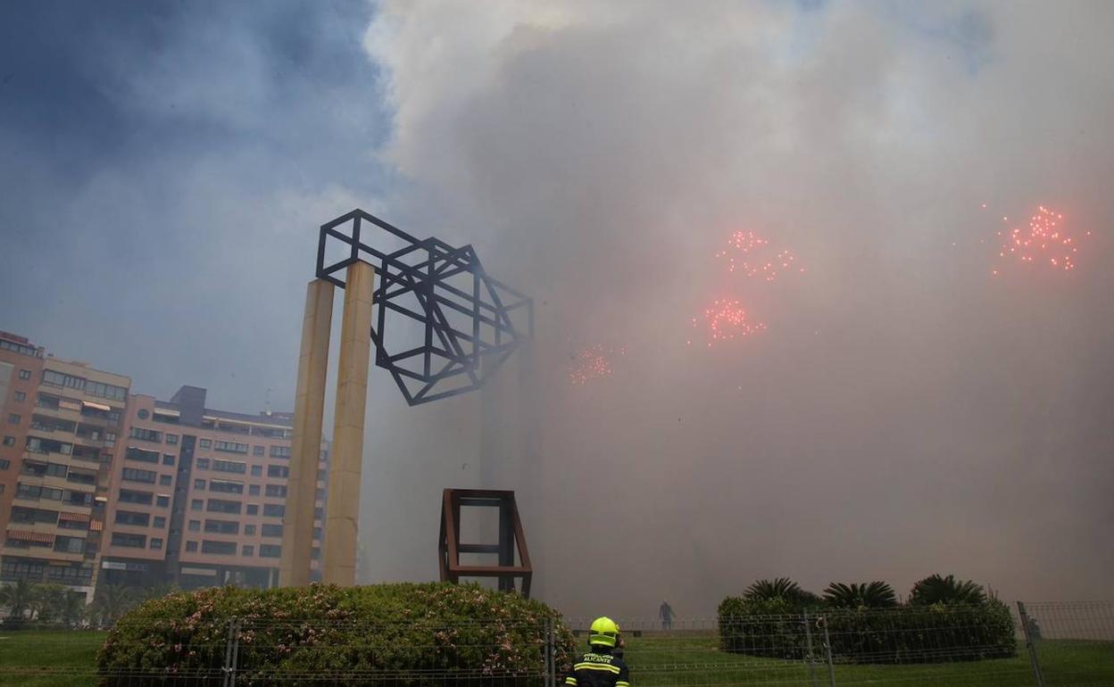 Mascletà de este sábado en la glorieta Alcalde Agatángelo Soler. 