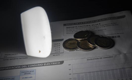 Ahorrar en la luz es difícil, pero posible. 