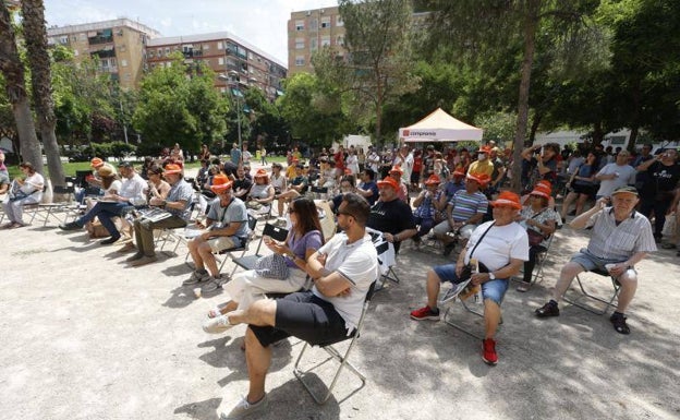 Imagen principal - Público asistente al acto en la plaza Músico Espí. 