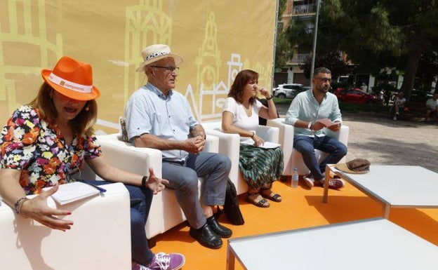 El alcalde de Valencia, Joan Ribó, junto a los ediles Isabel Lozano y Pere Fuset, y la moderadora, Cristina Mollá, en Torrefiel. 