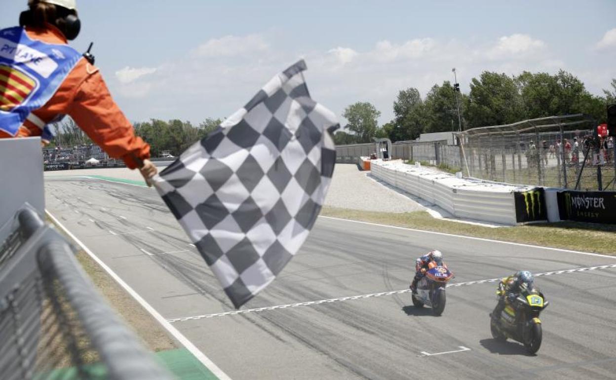 Celestino Vietti, en el momento de ganar la carrera por delante de Arón Canet. 