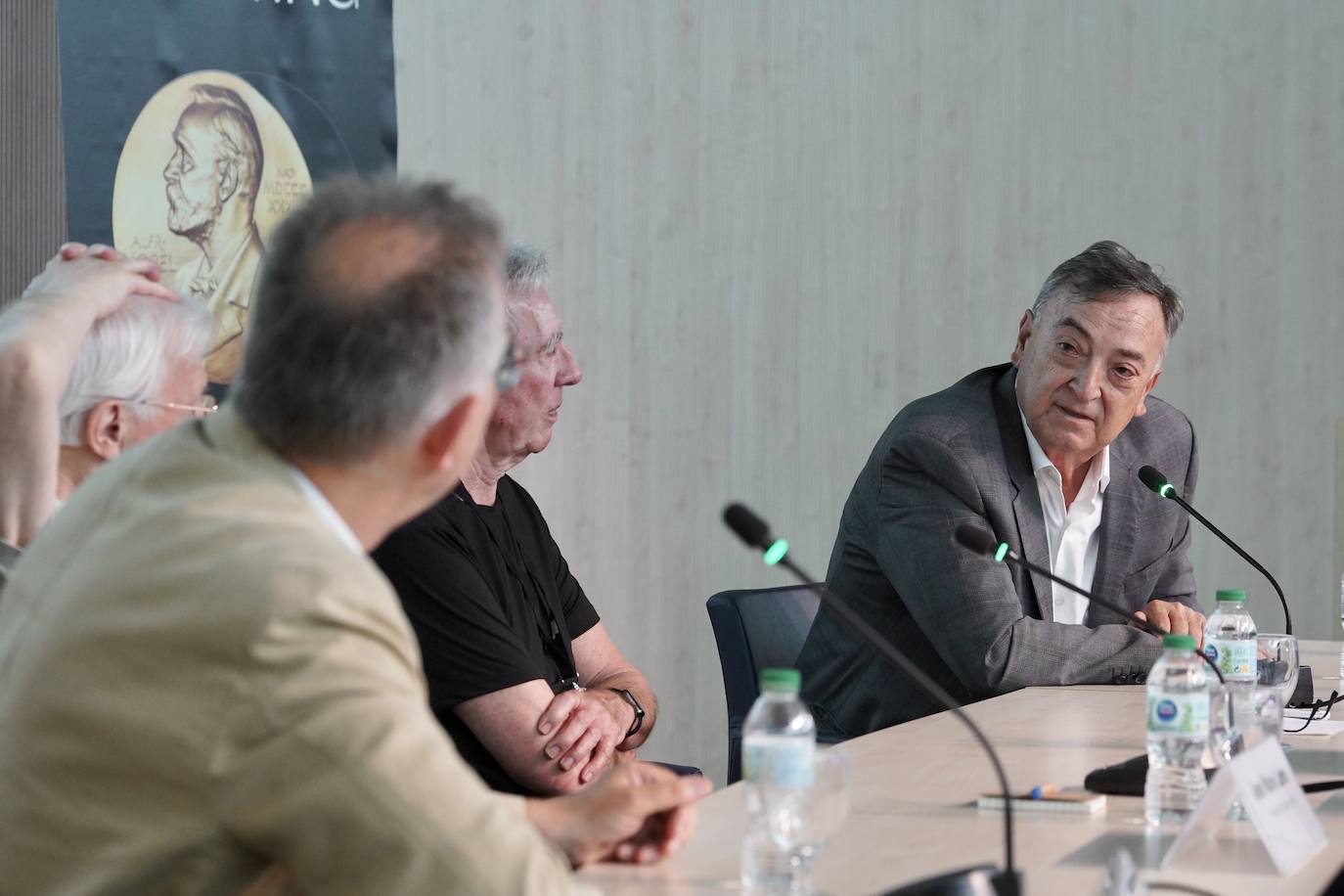 Fotos: Premios Nobel visitan a científicos y estudiantes en Valencia