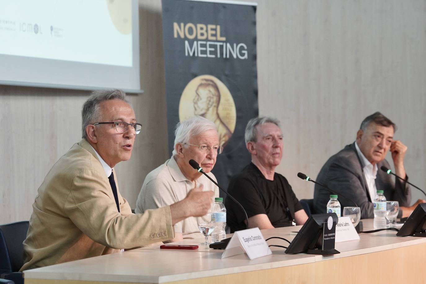 Fotos: Premios Nobel visitan a científicos y estudiantes en Valencia