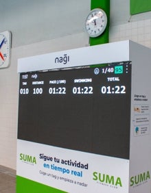 Imagen secundaria 2 - El dispositivp en el nadador, el soccorrista recibe la señal en us pulsera y el panel informativo. 