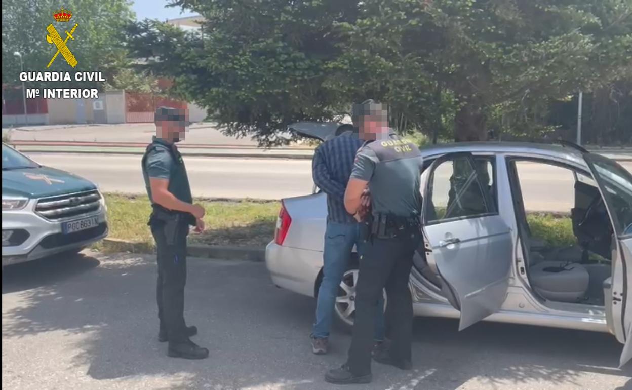 Momento en que los agentes de la Guardia Civil detienen al hombre de 35 años de edad en Albaida.