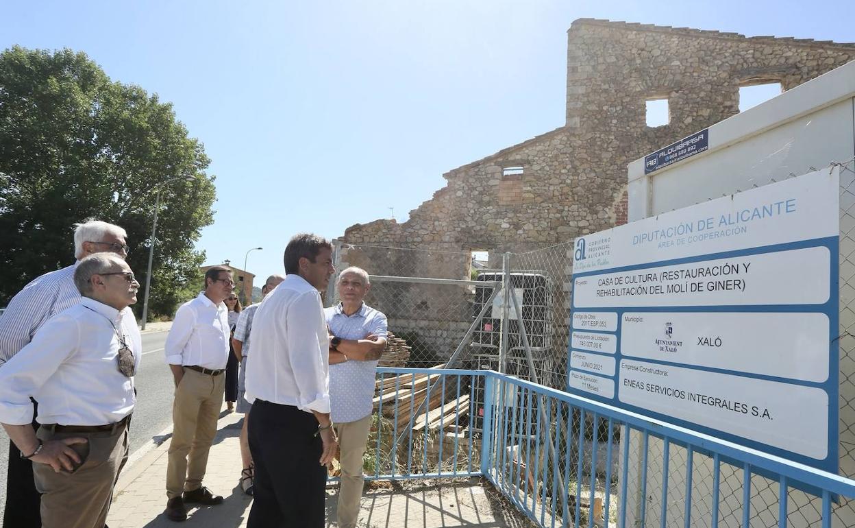 Mazón durante la visita a las obras del Molí de Giner, en Xaló. 