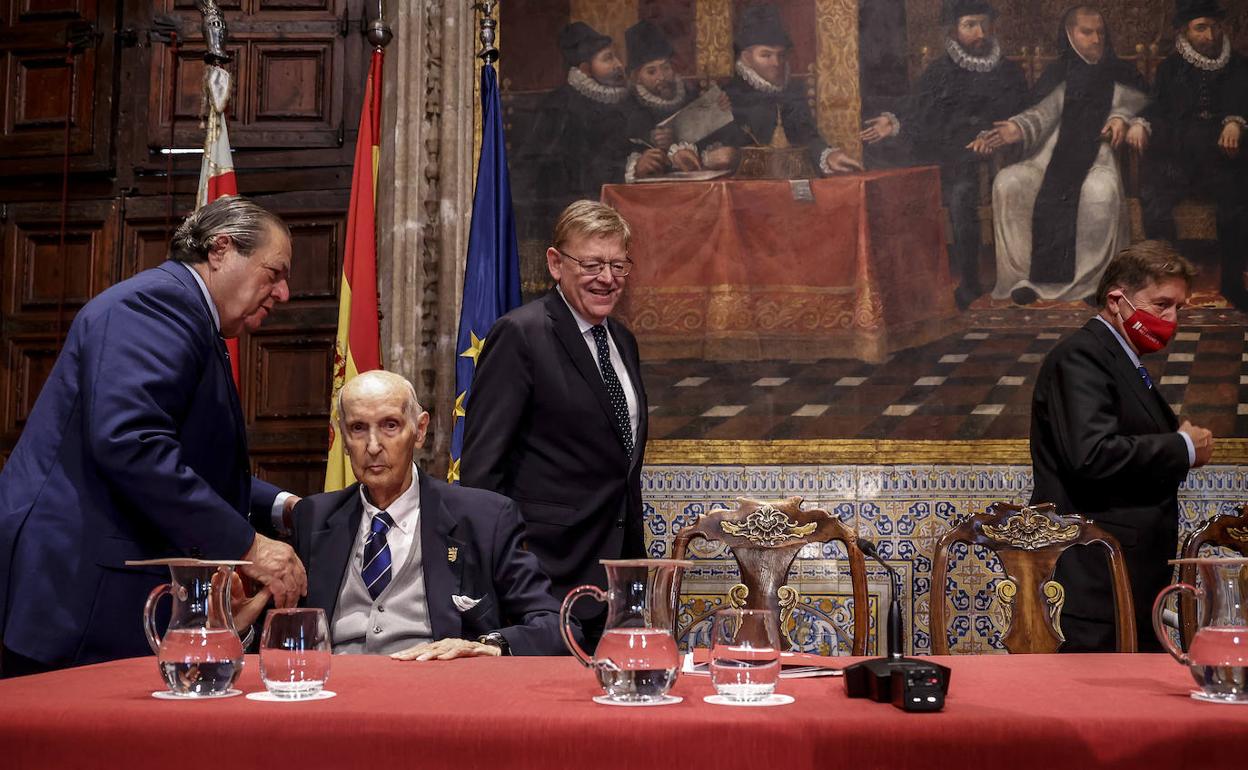 Santiago Grisolía y Ximo Puig, durante el acto de proclamación de los Premios Rei Jaume I. 