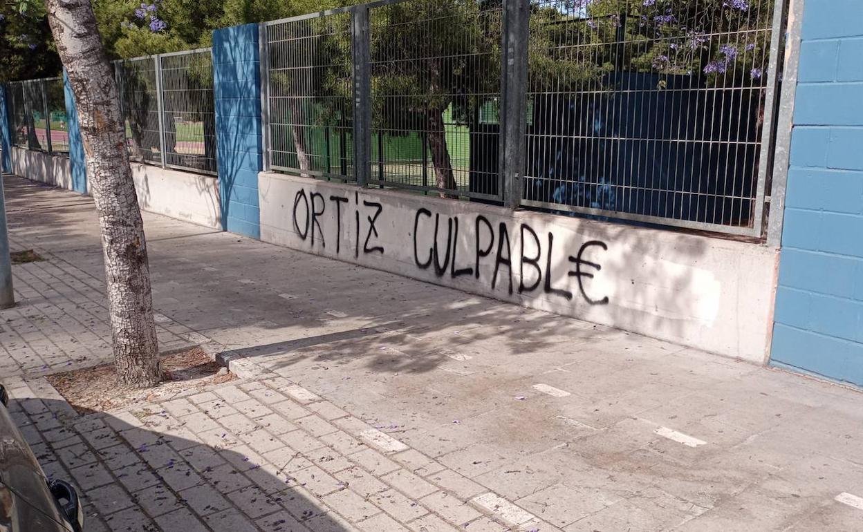 Imagen de una de las pintadas que han aparecido esta mañana junto al estadio Rico Pérez. 