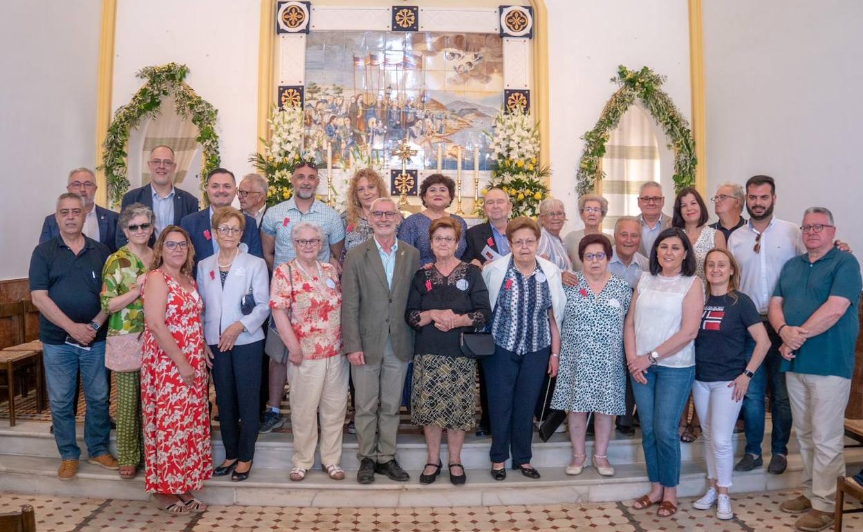 Miembros de la corporación municipal con los festeros. 
