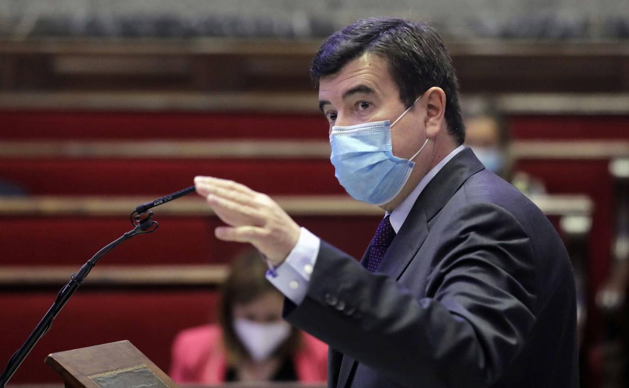 El portavoz de Ciudadanos, Fernando Giner, en una sesión plenaria. 