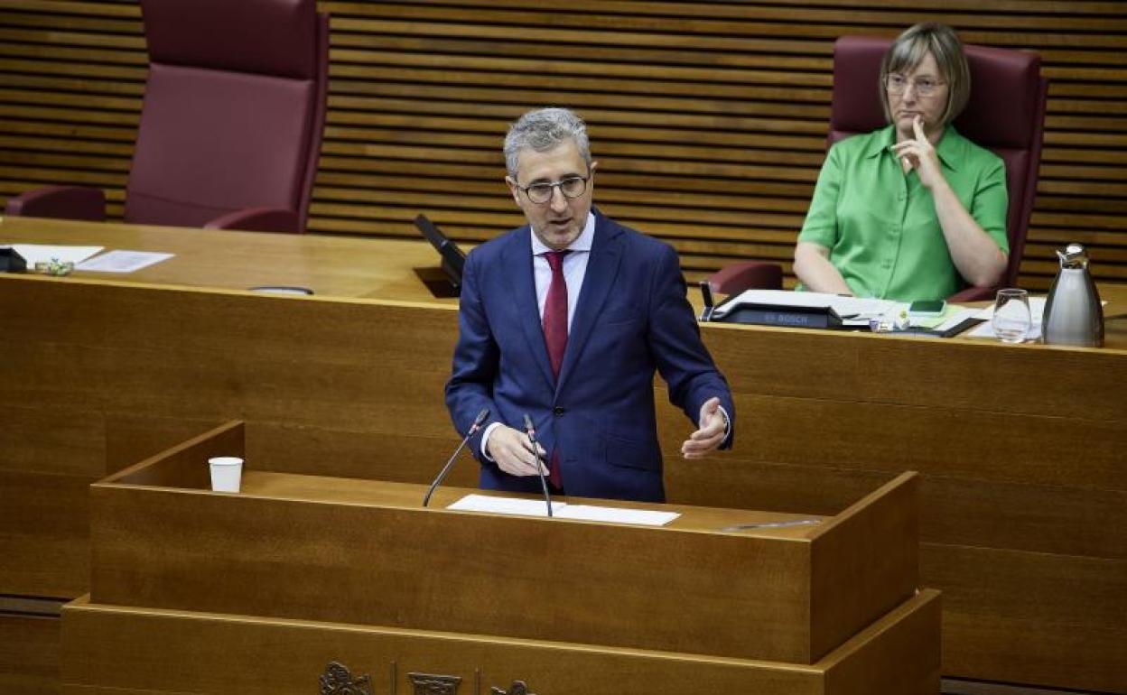 España comparece en Les Corts con la vicepresidenta socialista de Les Corts, detrás. 