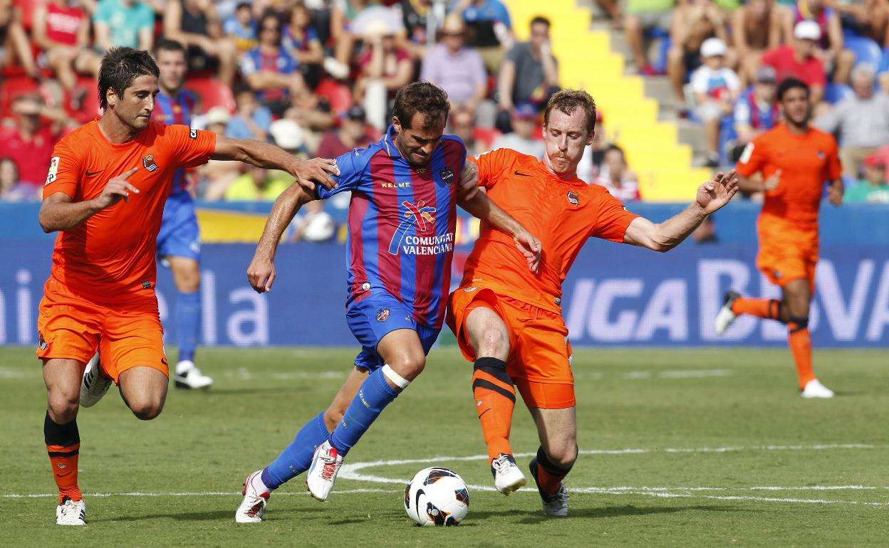 Barkero, con el balón, durante un partido de Liga frente a la Real Sociedad.