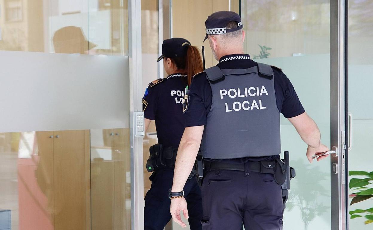 Dos agentes de la Policía Local de Alaquàs. 