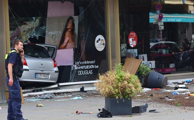 El Renault Clio que ha atropellado a un grupo de personas ha terminado empotrado contra un comercio.