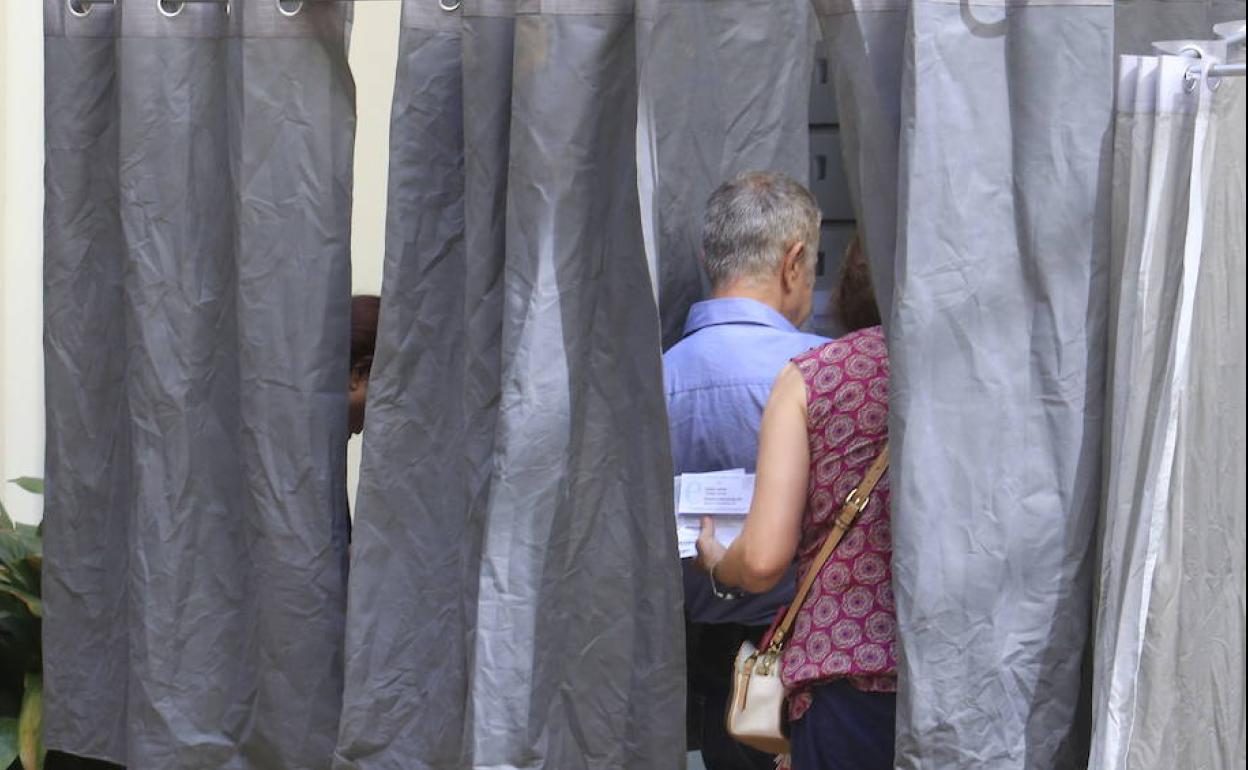 Una cabina de votación en unas elecciones pasadas.