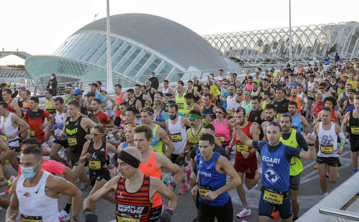 Los corredores toman la salida en el maratón de Valencia celebrado en diciembre de 2021.