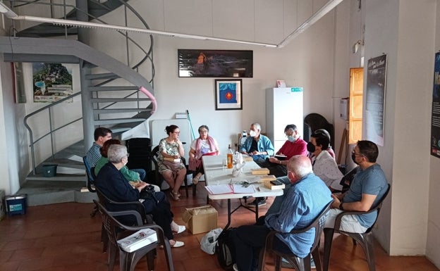 Reunión de los representantes de colectivos de la comarca en la sede de Amics de la Costera. 