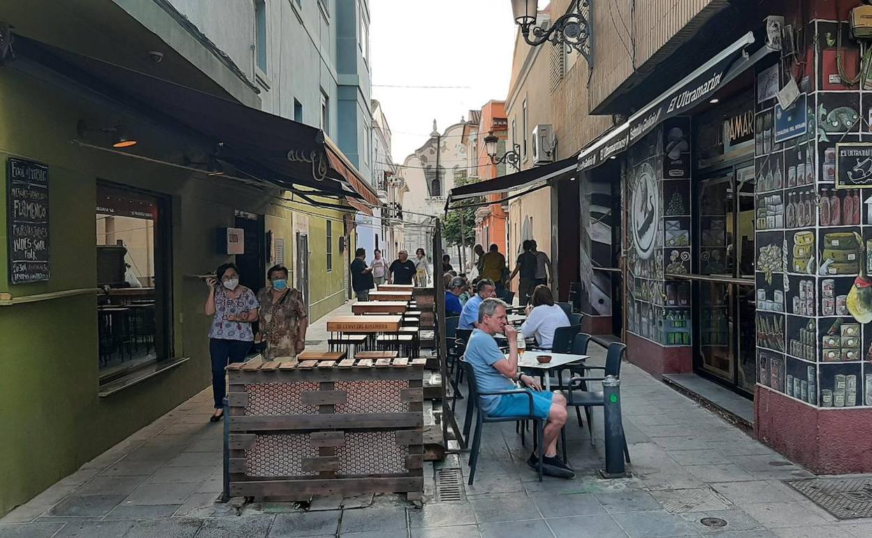 Una de las calles en el Cabanyal con terrazas en la zona peatonal. 