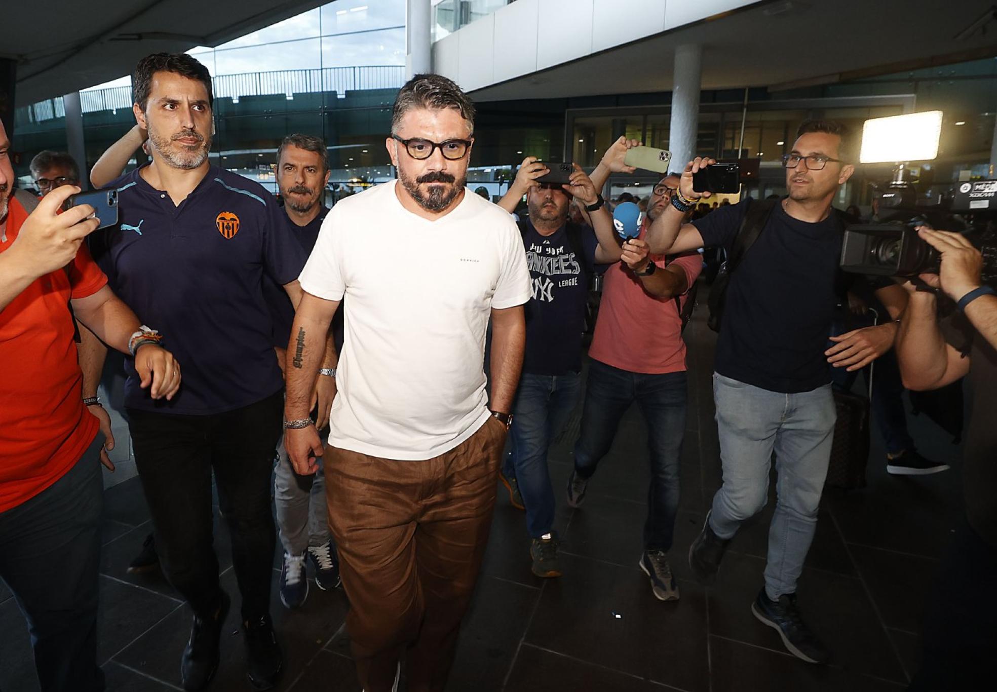 Expectación. La llegada de Gattuso fue acompañada del calor de la afición del Valencia.