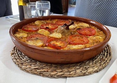 Imagen secundaria 1 - La degustación del arròs al forn d'Alaquàs de los periodistas de la comarca. 