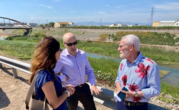 Imagen principal - El alcalde, Miguel Chavarría, y el presidente de la CHJ, Miguel Chavarría en la visita. 