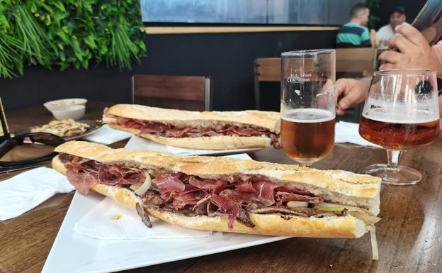 Bocadillo de brascada donde le han quitado una de las puntas a la barra de cuarto. Y bien relleno.