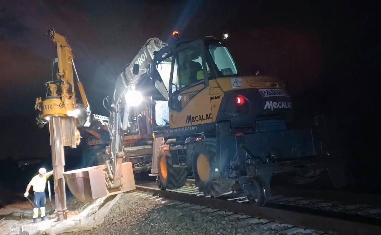 Trabajos de ejecución de macizos para la electrificación de la línea. 