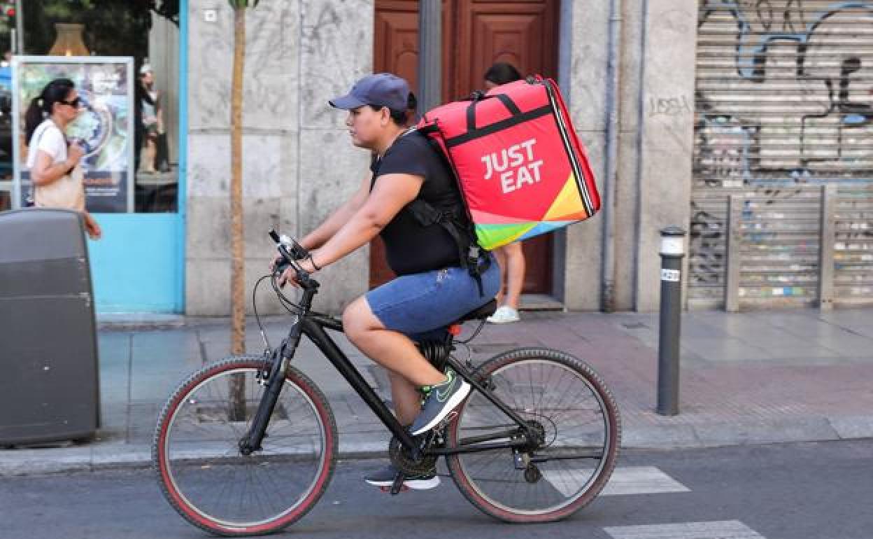 Repartidores de comida en Valencia | Trabajo insta a la contratación indefinida de 150 repartidores de comida en Valencia