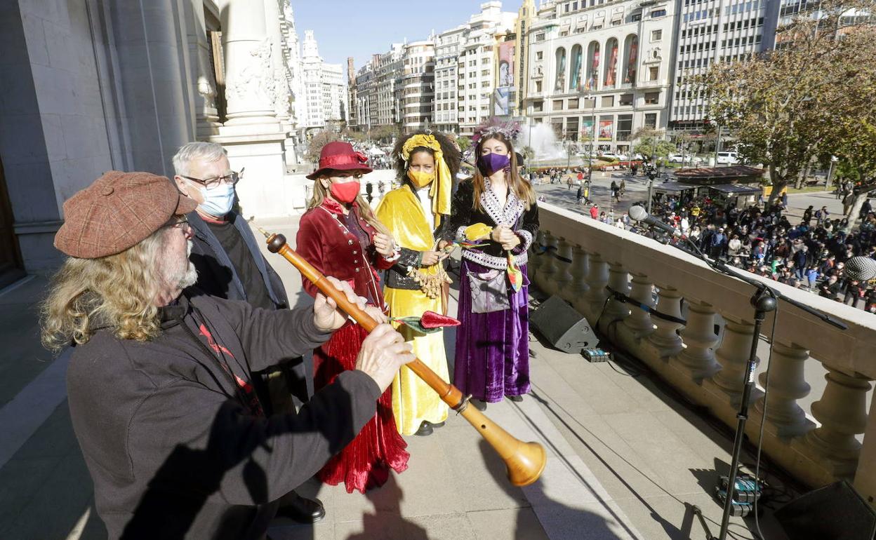 El alcalde Joan RIbó, junto a las Magas de Enero este año en el balcón municipal. 