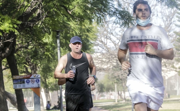 Runners populares corriendo por Valencia. 