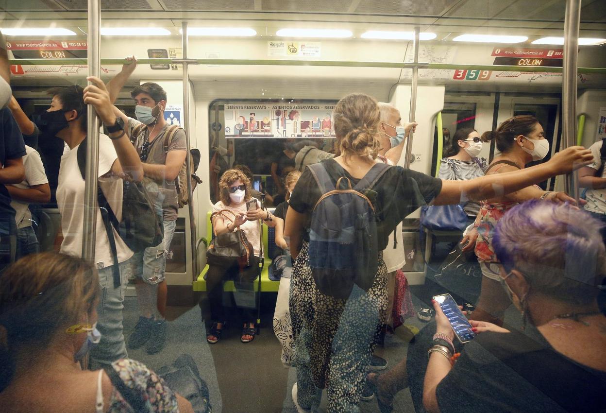 Afluencia de pasajeros en la estacion de metro de Colon durante una jornada en la que el billete era gratuito. jesús signes
