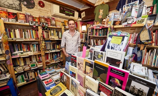 Gabriele Nero, rodeado de libros, en El Doctor Sax.